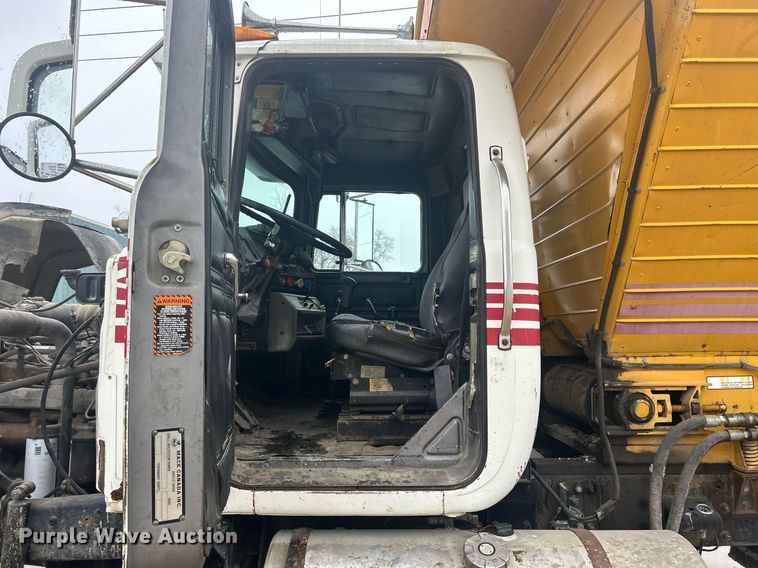 image for item DQ1084 1991 Mack RD690S live-bottom truck