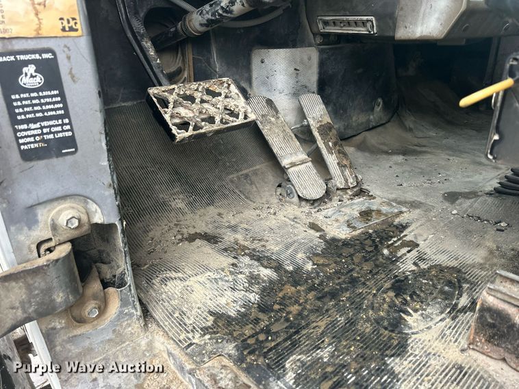 image for item DQ1084 1991 Mack RD690S live-bottom truck
