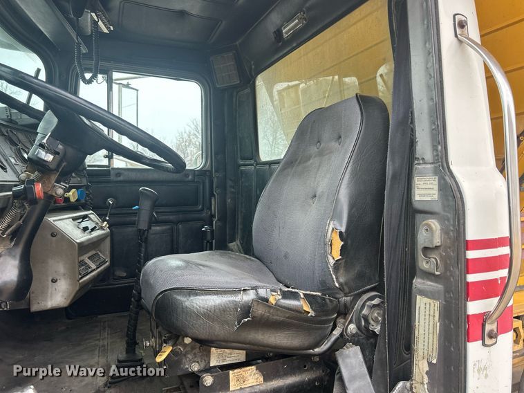 image for item DQ1084 1991 Mack RD690S live-bottom truck