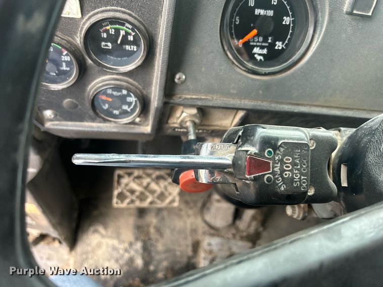 image for item DQ1084 1991 Mack RD690S live-bottom truck