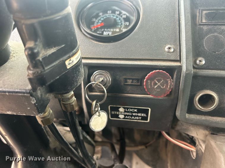 image for item DQ1084 1991 Mack RD690S live-bottom truck