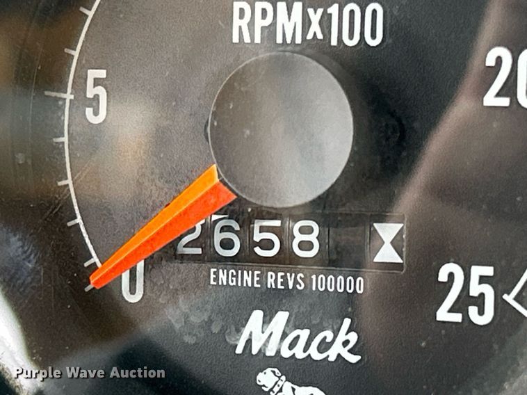 image for item DQ1084 1991 Mack RD690S live-bottom truck