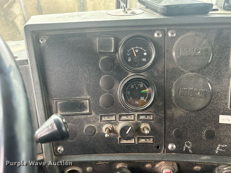 image for item DQ1084 1991 Mack RD690S live-bottom truck