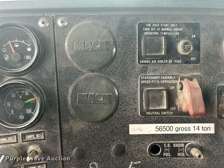 image for item DQ1084 1991 Mack RD690S live-bottom truck