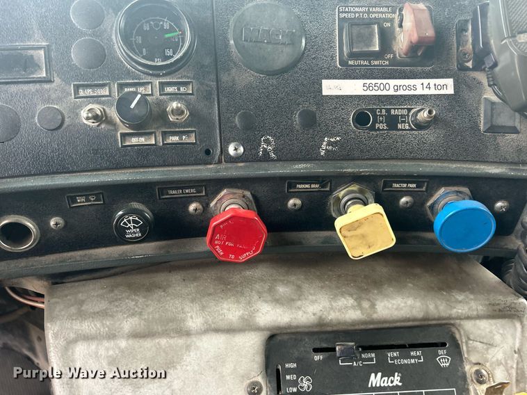 image for item DQ1084 1991 Mack RD690S live-bottom truck