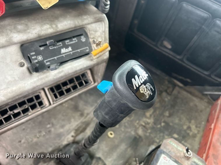 image for item DQ1084 1991 Mack RD690S live-bottom truck