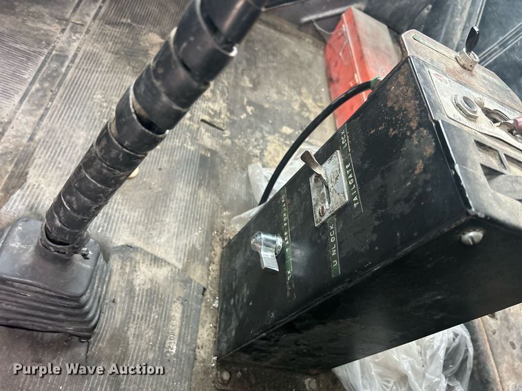 image for item DQ1084 1991 Mack RD690S live-bottom truck