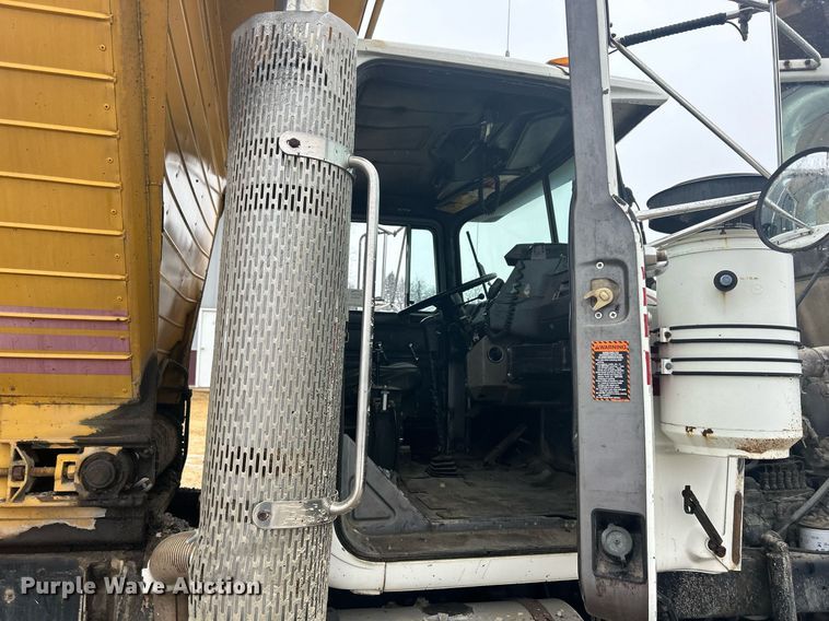 image for item DQ1084 1991 Mack RD690S live-bottom truck