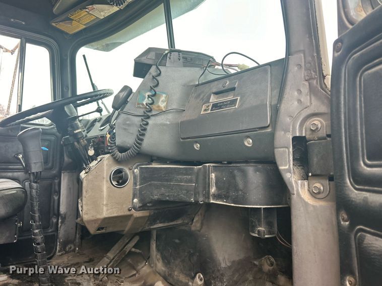 image for item DQ1084 1991 Mack RD690S live-bottom truck