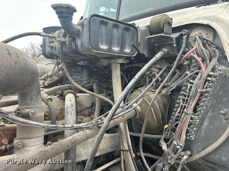 image for item DQ1084 1991 Mack RD690S live-bottom truck