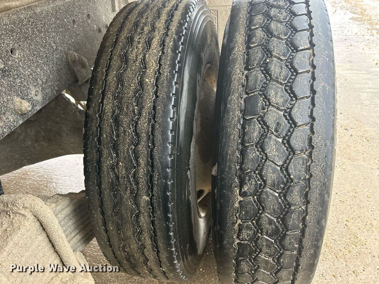 image for item DQ1084 1991 Mack RD690S live-bottom truck