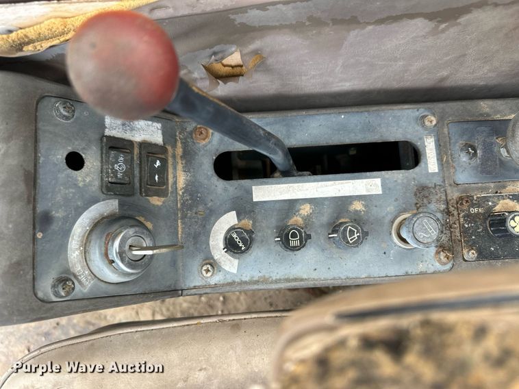 image for item EK9938 1987 John Deere 790D excavator