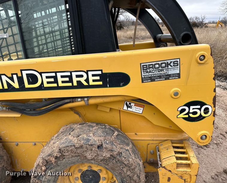 image for item EK9941 2002 John Deere 250 skid steer loader