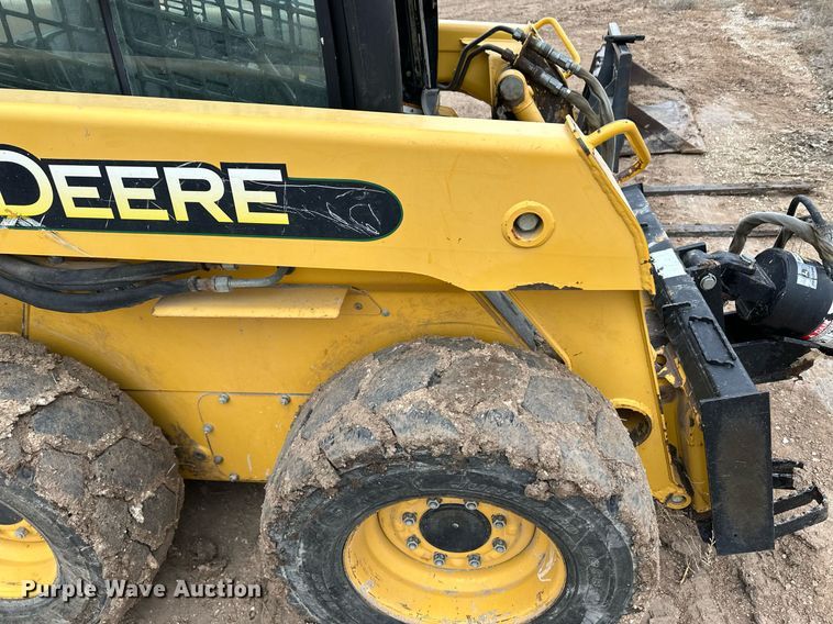 image for item EK9941 2002 John Deere 250 skid steer loader