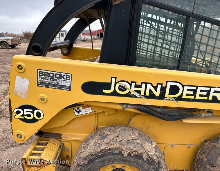 image for item EK9941 2002 John Deere 250 skid steer loader