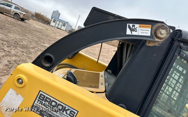 image for item EK9941 2002 John Deere 250 skid steer loader