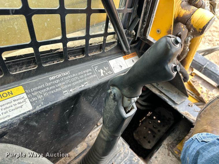 image for item EK9941 2002 John Deere 250 skid steer loader