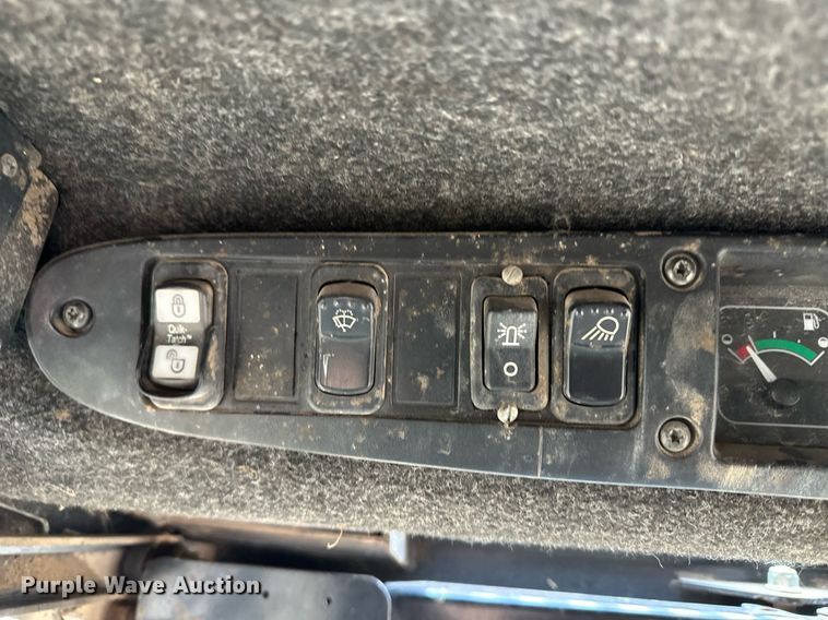 image for item EK9941 2002 John Deere 250 skid steer loader