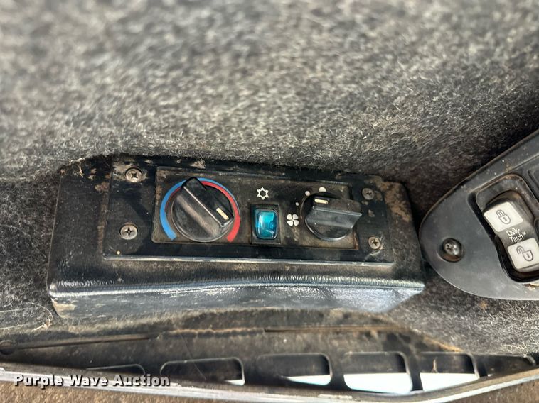 image for item EK9941 2002 John Deere 250 skid steer loader