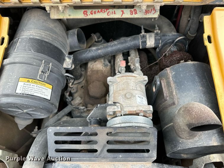 image for item EK9941 2002 John Deere 250 skid steer loader