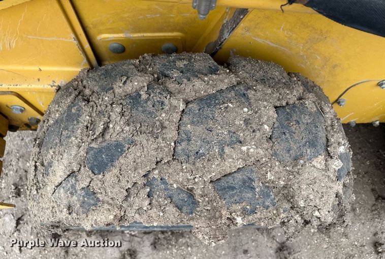 image for item EK9941 2002 John Deere 250 skid steer loader