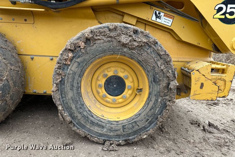 image for item EK9941 2002 John Deere 250 skid steer loader