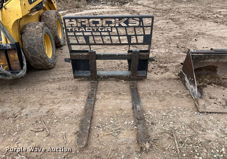 image for item EK9941 2002 John Deere 250 skid steer loader