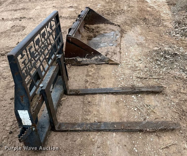 image for item EK9941 2002 John Deere 250 skid steer loader