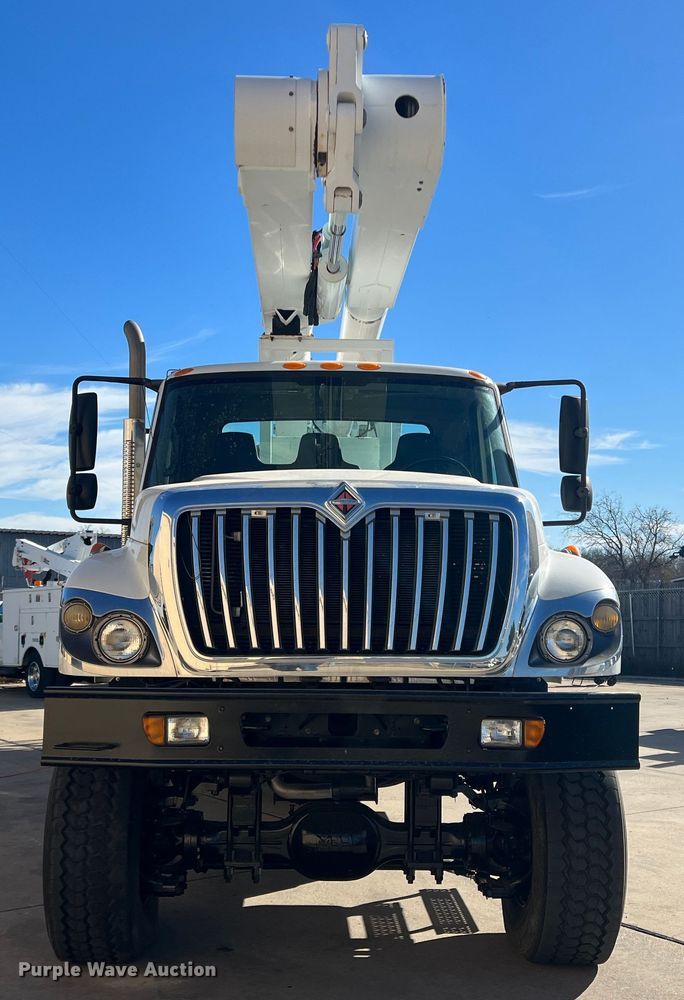 image for item JT9032 2010 International  7400 bucket truck