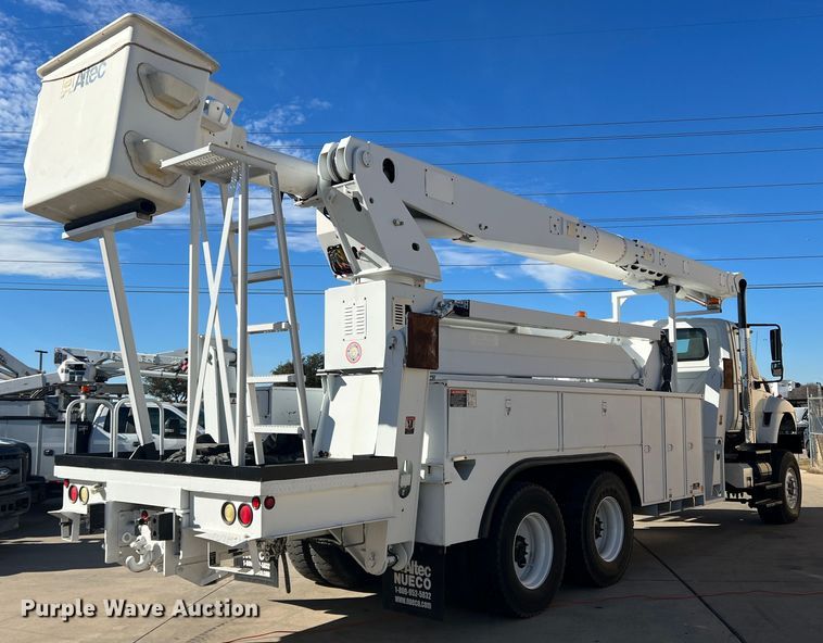 image for item JT9032 2010 International  7400 bucket truck