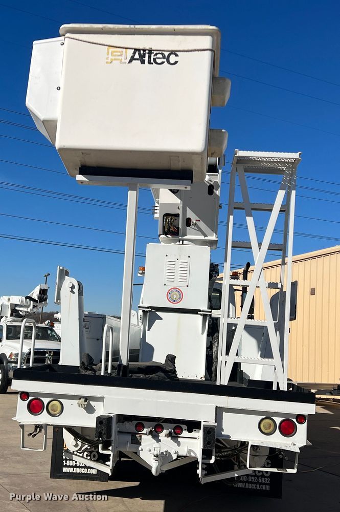 image for item JT9032 2010 International  7400 bucket truck