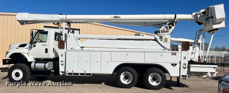 image for item JT9032 2010 International  7400 bucket truck