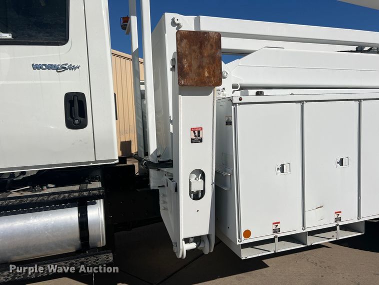 image for item JT9032 2010 International  7400 bucket truck