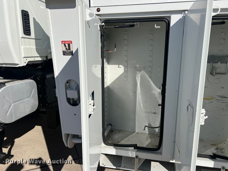 image for item JT9032 2010 International  7400 bucket truck