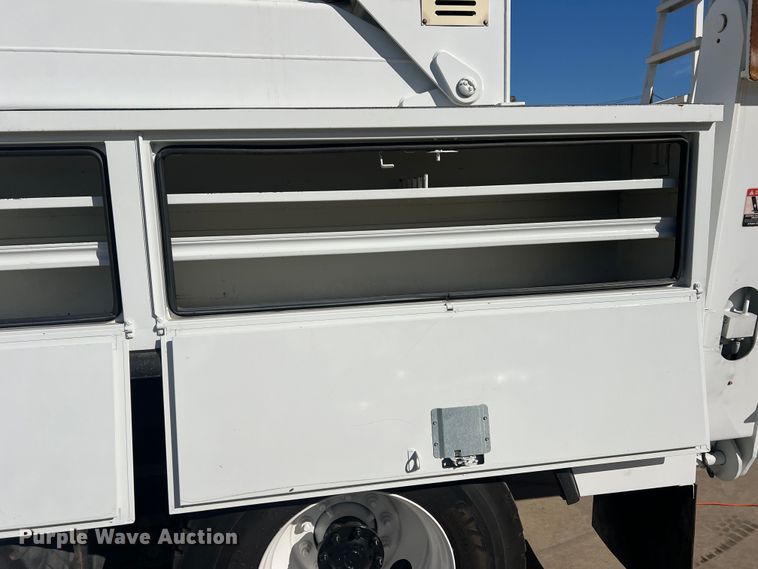 image for item JT9032 2010 International  7400 bucket truck
