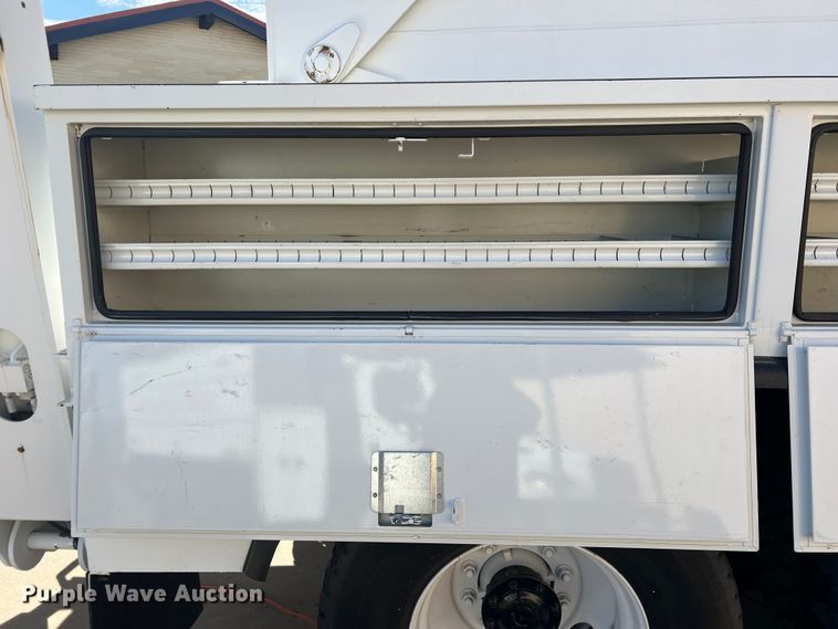 image for item JT9032 2010 International  7400 bucket truck