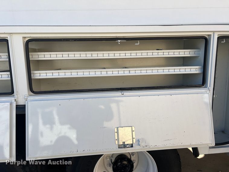 image for item JT9032 2010 International  7400 bucket truck