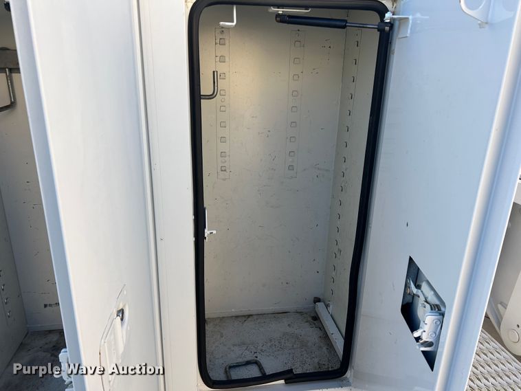 image for item JT9032 2010 International  7400 bucket truck