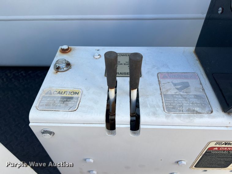 image for item JT9032 2010 International  7400 bucket truck