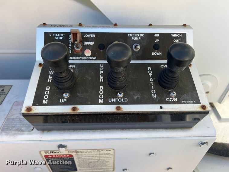 image for item JT9032 2010 International  7400 bucket truck