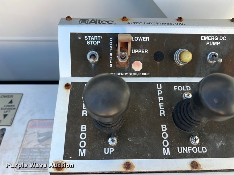 image for item JT9032 2010 International  7400 bucket truck