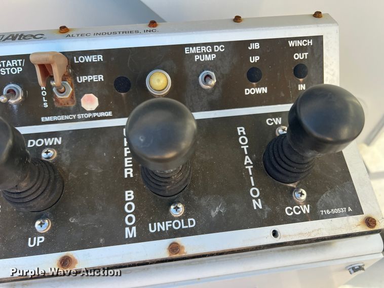 image for item JT9032 2010 International  7400 bucket truck