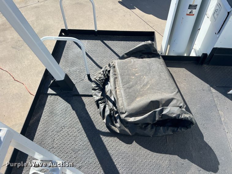 image for item JT9032 2010 International  7400 bucket truck