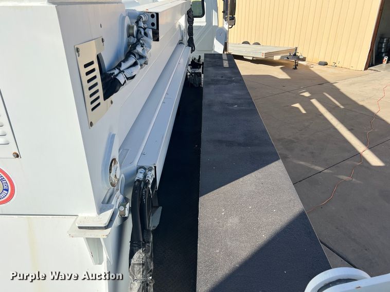 image for item JT9032 2010 International  7400 bucket truck