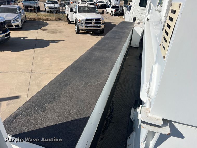 image for item JT9032 2010 International  7400 bucket truck