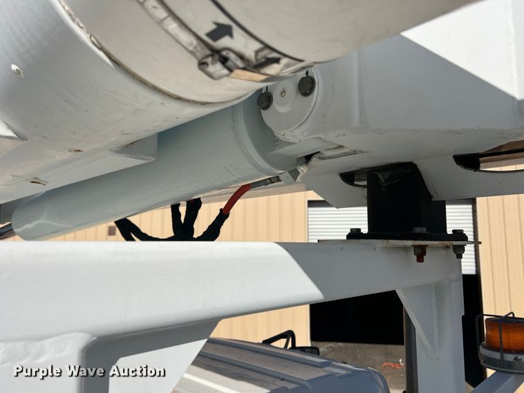 image for item JT9032 2010 International  7400 bucket truck