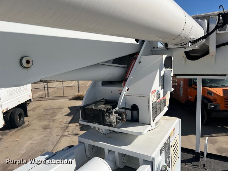 image for item JT9032 2010 International  7400 bucket truck