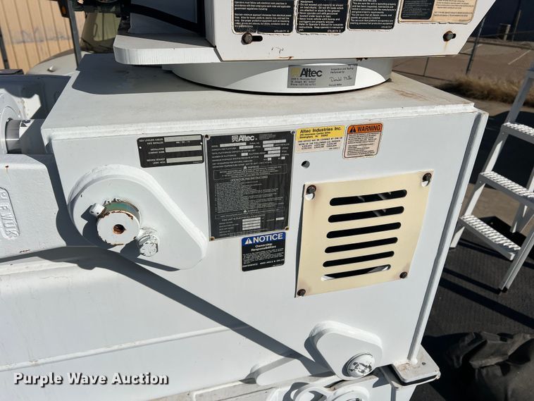 image for item JT9032 2010 International  7400 bucket truck