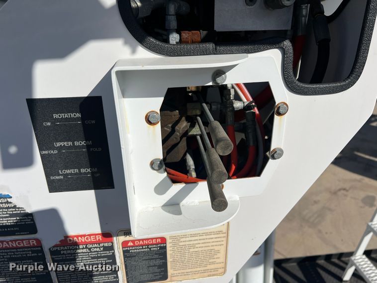 image for item JT9032 2010 International  7400 bucket truck