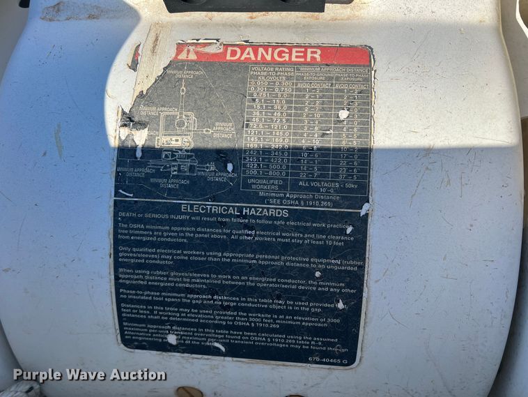 image for item JT9032 2010 International  7400 bucket truck